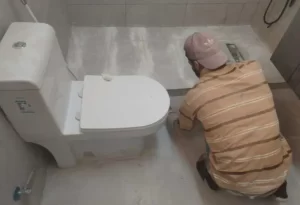 عامل يقوم بعزل الحمام عزل مائي شركة عزل حمامات بجدة ومكة